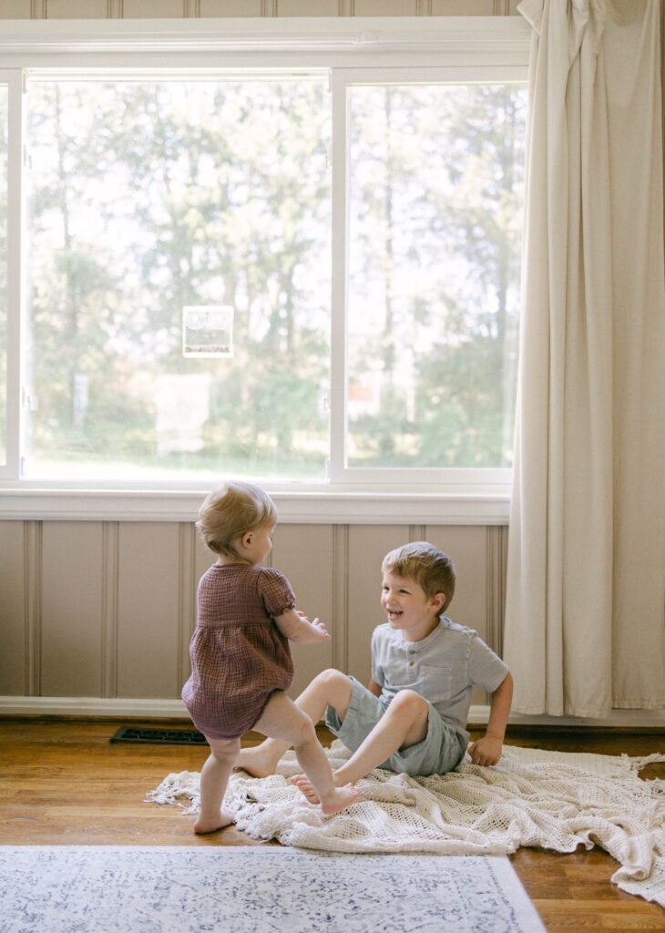 toddlers playing lifestyle session knoxville tn in home